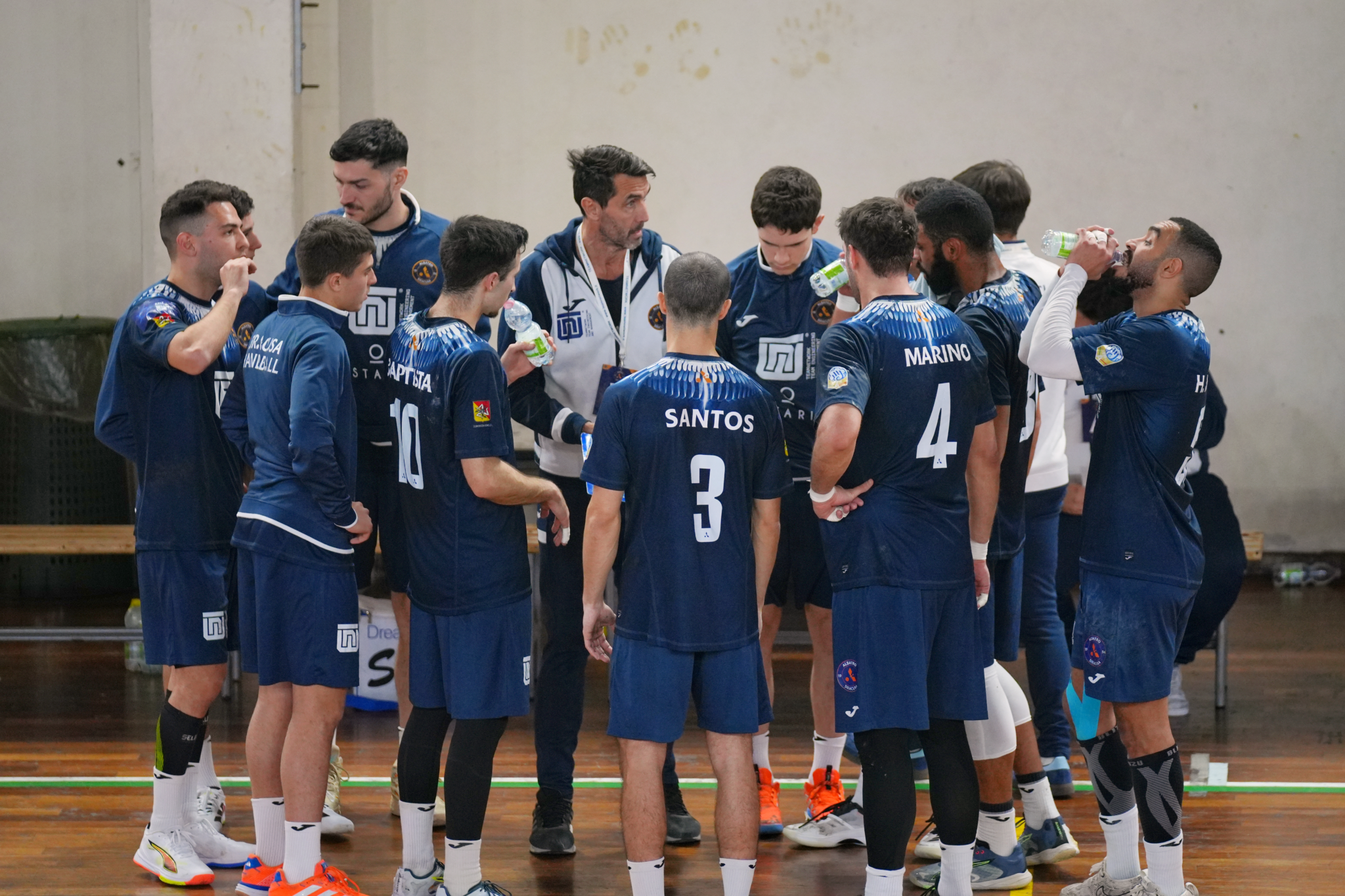 Giocatori Teamnetwork Albatro Siracusa festeggiano vittoria contro Eppan