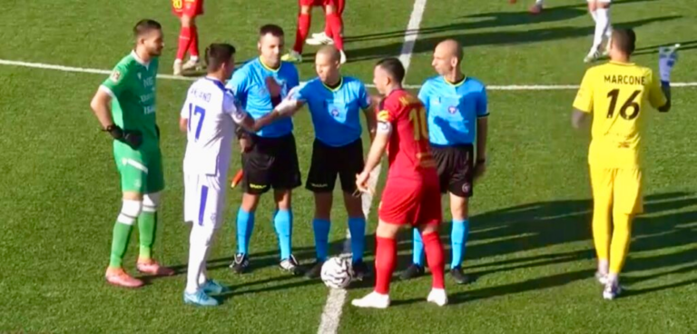 Giocatori di Siracusa e Picerno durante una fase di gioco allo Stadio De Simone.