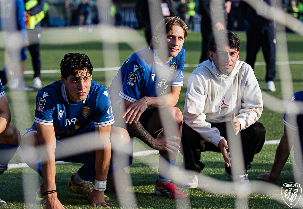 Esultanza dei giocatori del Siracusa Calcio dopo la vittoria al Nicola De Simone