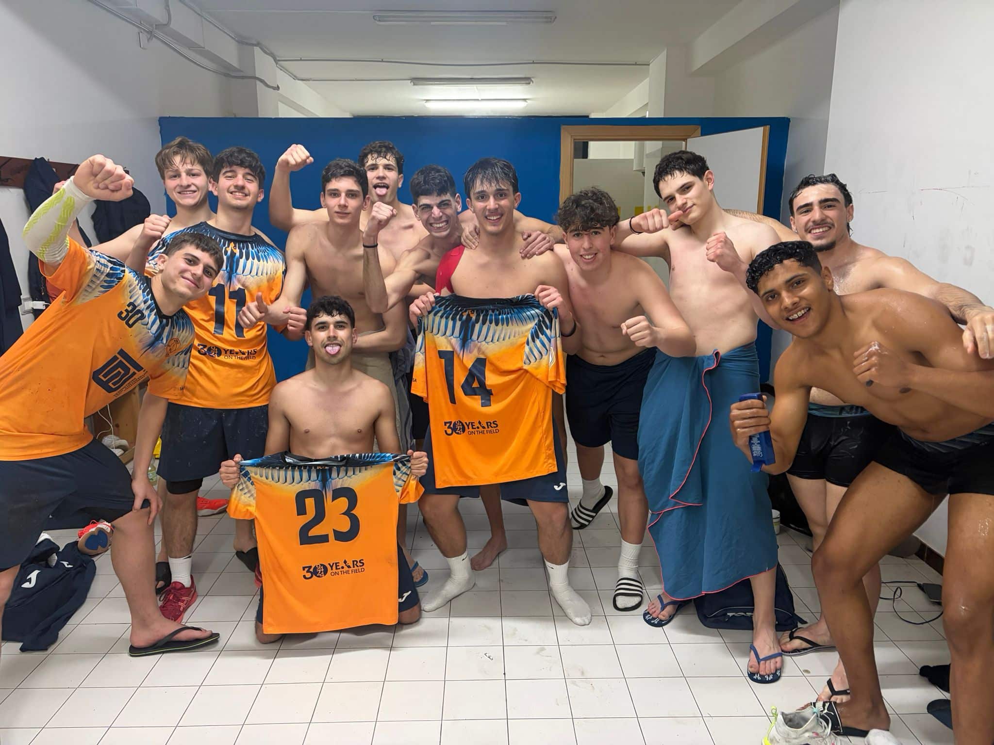 Giocatori della Teamnetwork Albatro N.G. festeggiano nello spogliatoio post-vittoria a Marsala con maglie commemorative n. 23 e n. 14