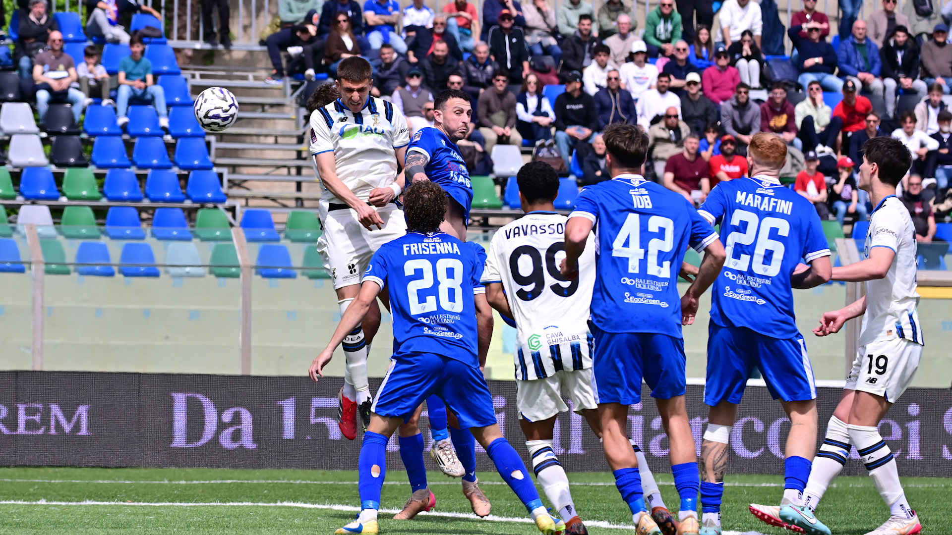 Siracusa calcio in trasferta durante una partita decisiva