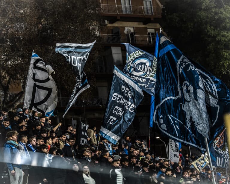 Tifosi del Siracusa calcio in Curva Anna al De Simone spingono la squadra