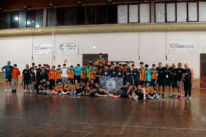 Giocatori della Teamnetwork Albatro Next Gen che festeggiano sul campo della Palestra Akradina di Siracusa.
